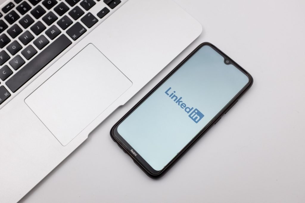 LinkedIn هي الشبكة الاجتماعية التالية التي تقدم أدوات مدعومة بالذكاء الاصطناعي لنسخ الإعلانات